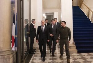 烏克蘭總統澤倫斯基（Volodymyr Zelensky）於2月8日前往法國艾里賽宮會見法國總統馬克龍（Emmanuel Macron）及德國總理蕭茲（OlafScholz）