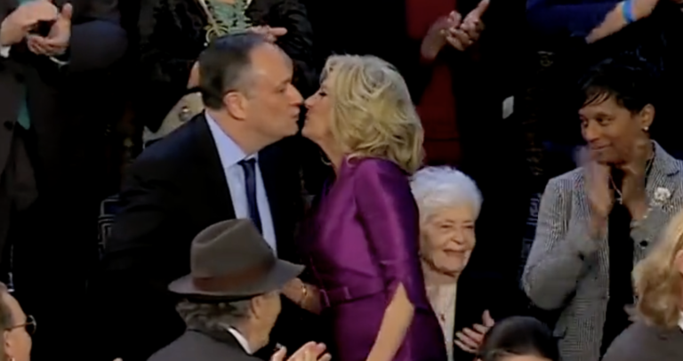 美國第一夫人吉爾拜登（Jill Biden）與副總統賀錦麗的丈夫任德龍（Douglas Emhoff）握手後嘴對嘴親吻