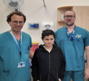 巴勒斯坦一名12歲男童哈桑今年6月遭遇一場車禍，導致頭部和脊椎分離，形成「體內斬首」的罕見現象。以色列醫院外科醫生在進行了長達好幾個小時的高難度手術後成功接回男孩頭部，最後男童竟然奇蹟式的康復。 英國《每日郵報》報導，來自約旦河西岸的巴勒斯坦男孩哈桑（Suleiman Hassan），6月騎腳踏車時突然被一輛汽車撞上，被緊急送往耶路撒冷的哈德薩醫院（Hadassah Medical Center）治療。結果醫生發現，由於男童的頭部突然受到撞擊，導致固定頭部和脊柱頂部的韌帶斷裂，發生罕見的「內部斷頭」現象，這種損傷非常罕見，僅佔脊柱損傷病例的不到百分之一。