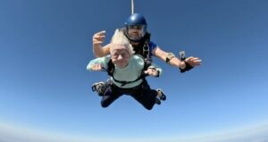 104歲奶奶挑戰高空跳傘