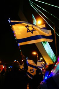 以色列、以哈衝突、以巴衝突、哈瑪斯、加薩 people walking on street during night time