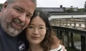 中國外企員工艾蜜莉（Emily Chen）涉間諜罪被捕，與丈夫合影