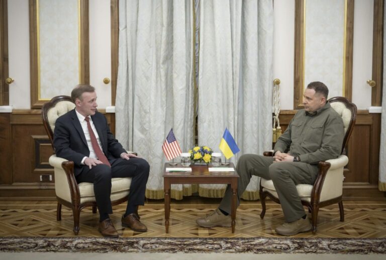 美國國家安全顧問蘇利文（Jake Sullivan）與烏克蘭總統澤倫斯基（Volodymyr Zelenskyy）的幕僚長葉爾馬克（Andriy Yermak）