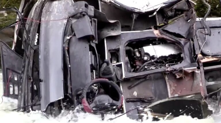 秘魯嚴重車禍 巴士墜入深谷已知27死