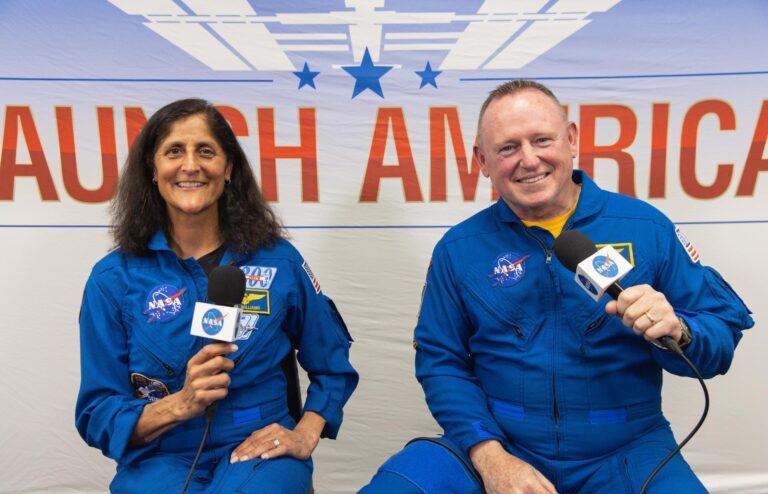 Starliner的首次載人飛行，將搭載2位機組人員，分別是61歲的NASA太空人威爾莫爾（Barry Wilmore）與58歲前海軍上尉威廉斯（Sunita Williams）