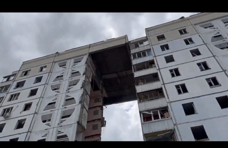 俄羅斯公寓遭烏克蘭飛彈轟垮