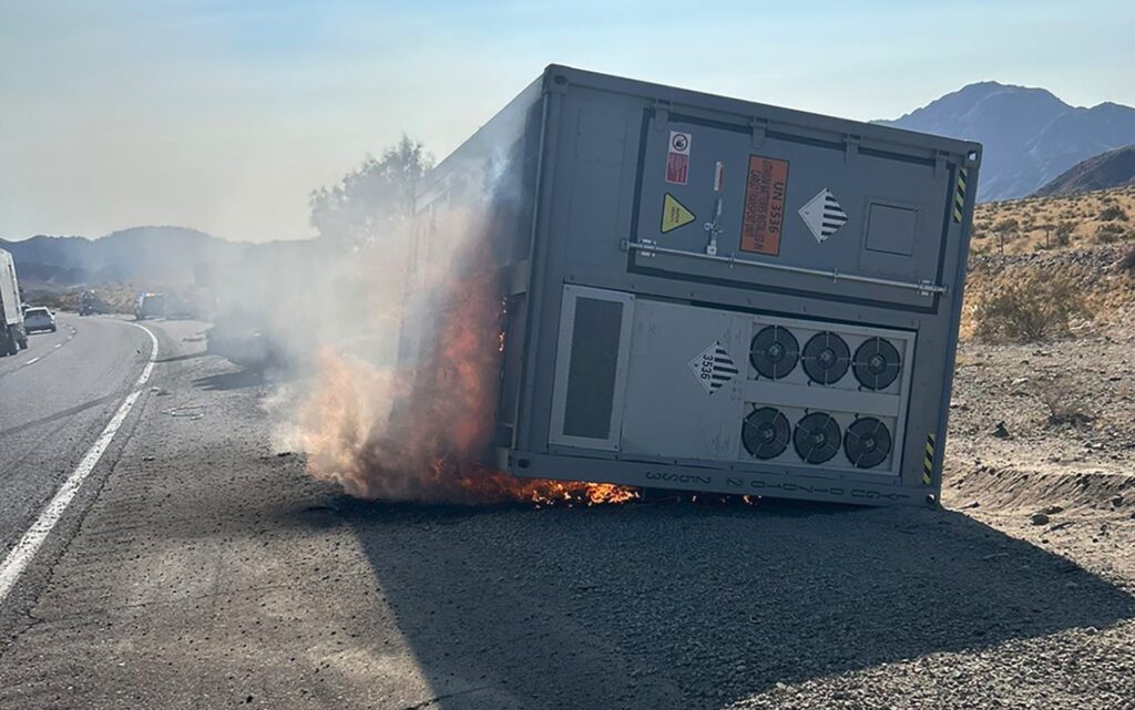 加州I-15公路堵車塞爆！起因是鋰電池貨車起火