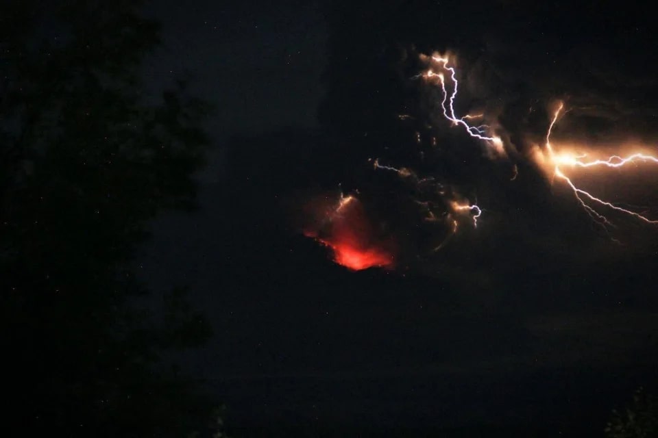 俄羅斯堪察加半島外海規模7強震後，舍維留奇火山噴發。俄國科學院勘察加火山地震研究所Telegram@IViS_DVO_RAN