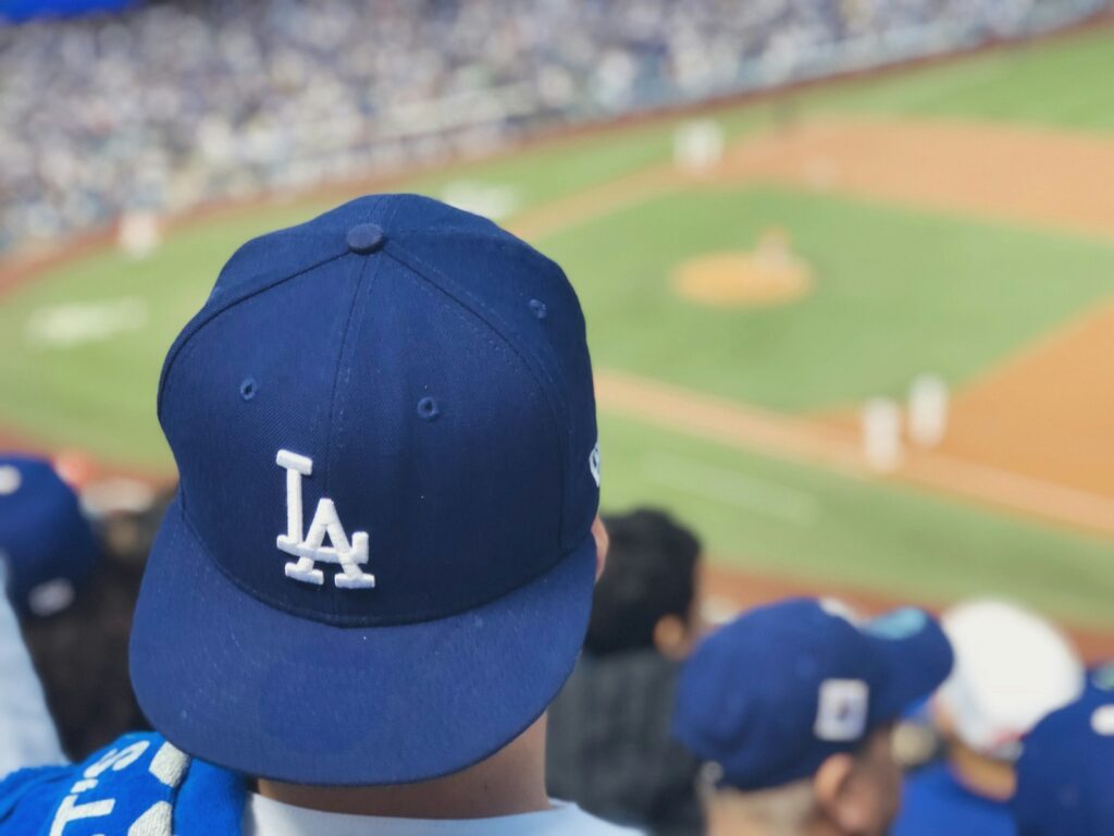 MLB／先發投手未來需投滿6局？可能改變比賽樣貌 selective focus photography of person wearing LA Dodgers cap looking at field