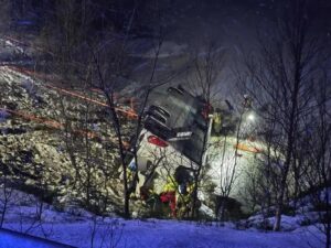 挪威長途巴士側翻入湖 釀3死、多人輕重傷