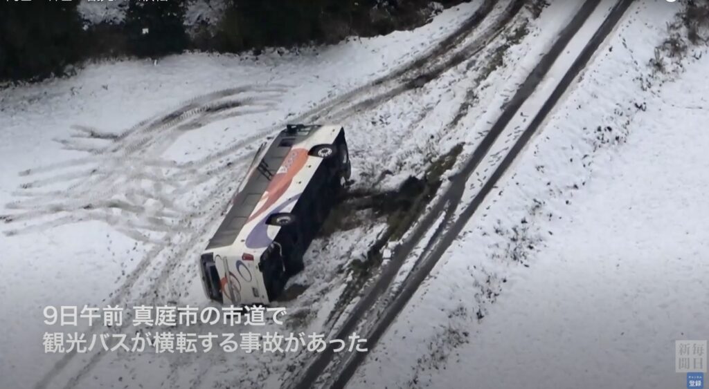 日本觀光巴士翻覆岡山山區 11人受傷