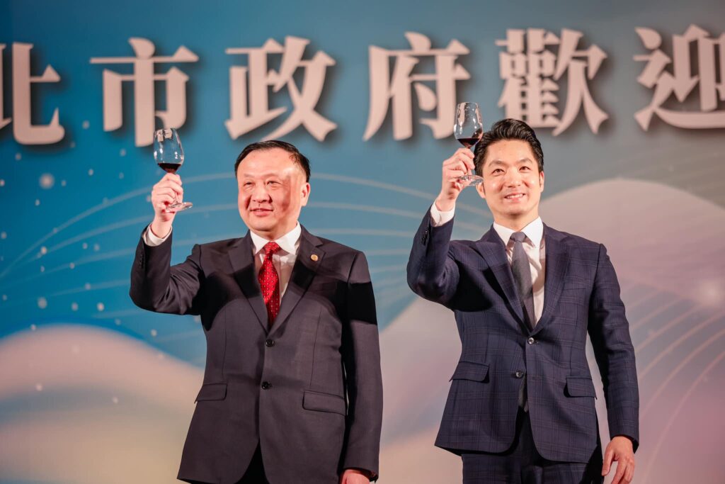 台北市長蔣萬安(右)與上海副市長華源(左)合影。圖翻自蔣萬安官方臉書（20241216）