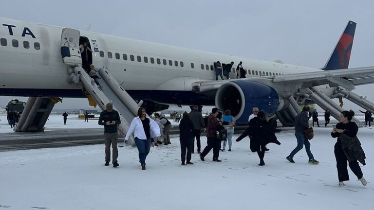 又是你波音！達美航空客機引擎冒煙 乘客逃生共4傷