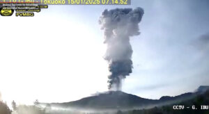 今年第5次！印尼伊布火山再噴發 逾3千人急撤